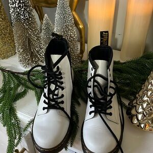 De. Martens ZAVALA J WHITE